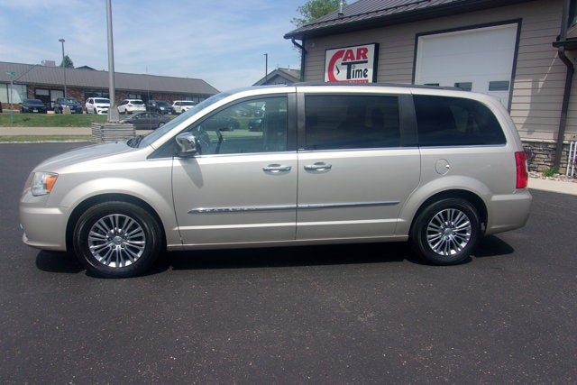 2013 Chrysler Town & Country Touring-L's photo